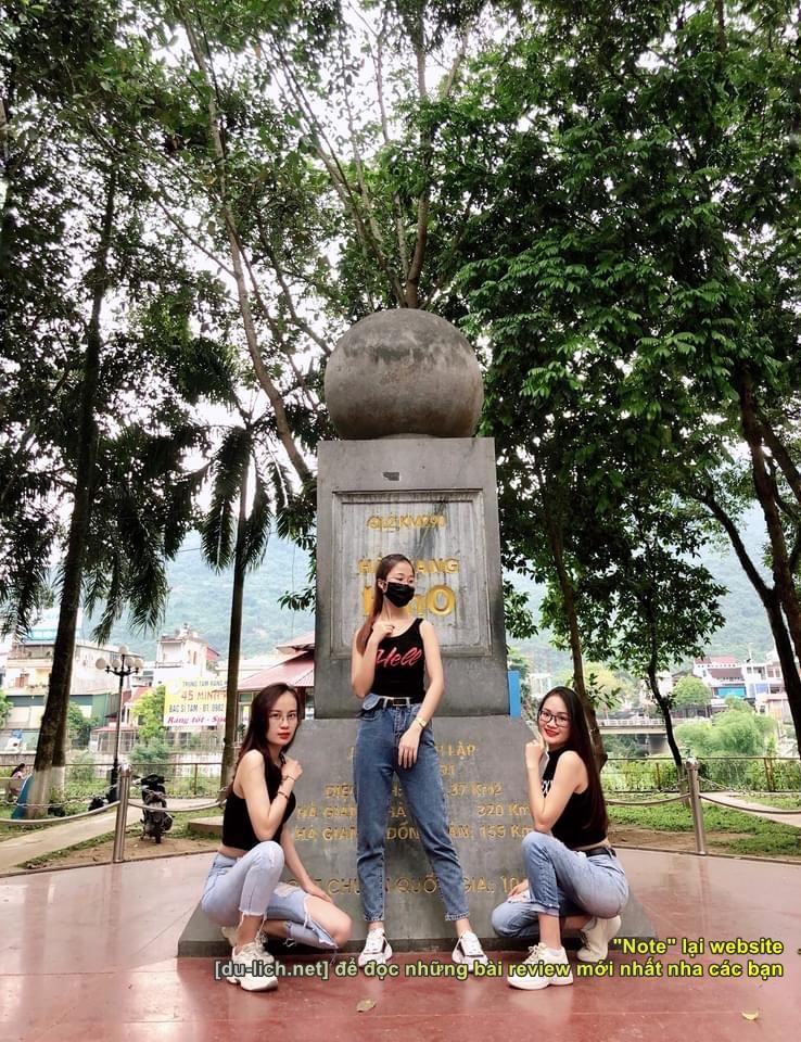 Các cô gái tới check in km 0 Hà Giang