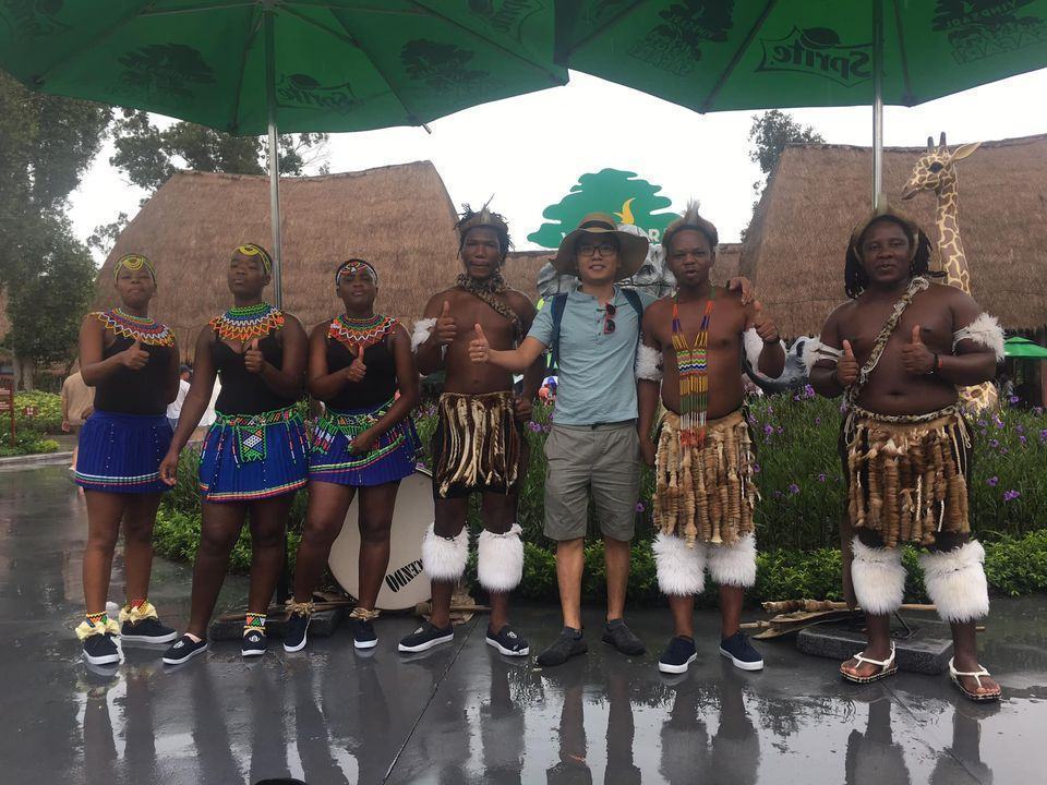 Có lẽ, ấn tượng nhất khi tới Safari là được chụp ảnh với mấy ông thổ dân châu Phi như này