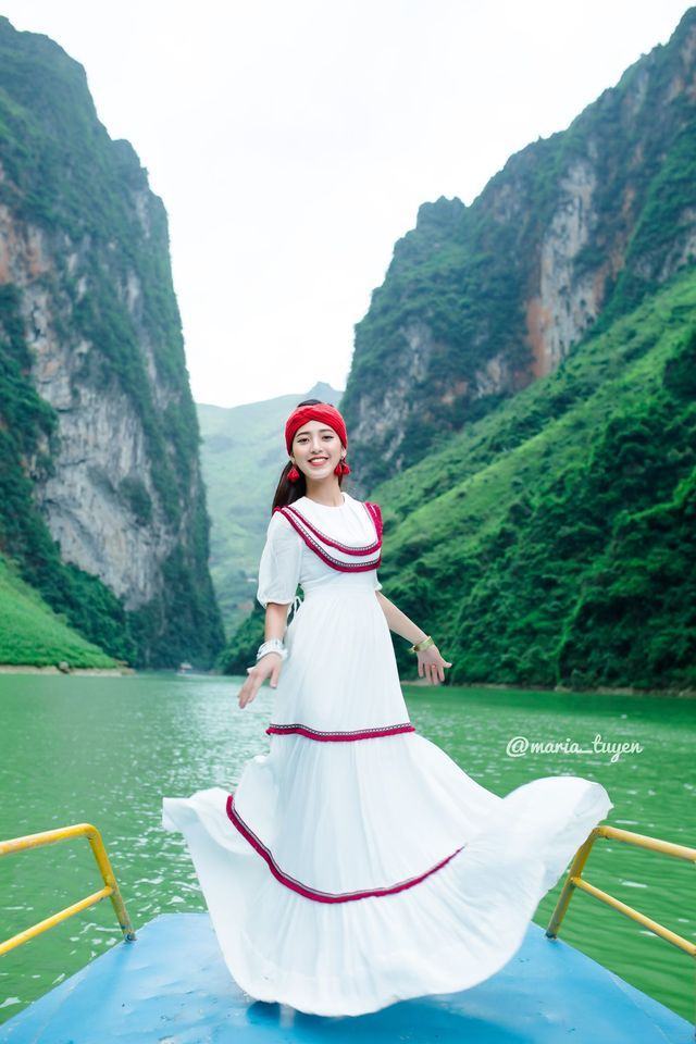 Những kiểu váy đẹp khi check in dòng sông Nho Quế