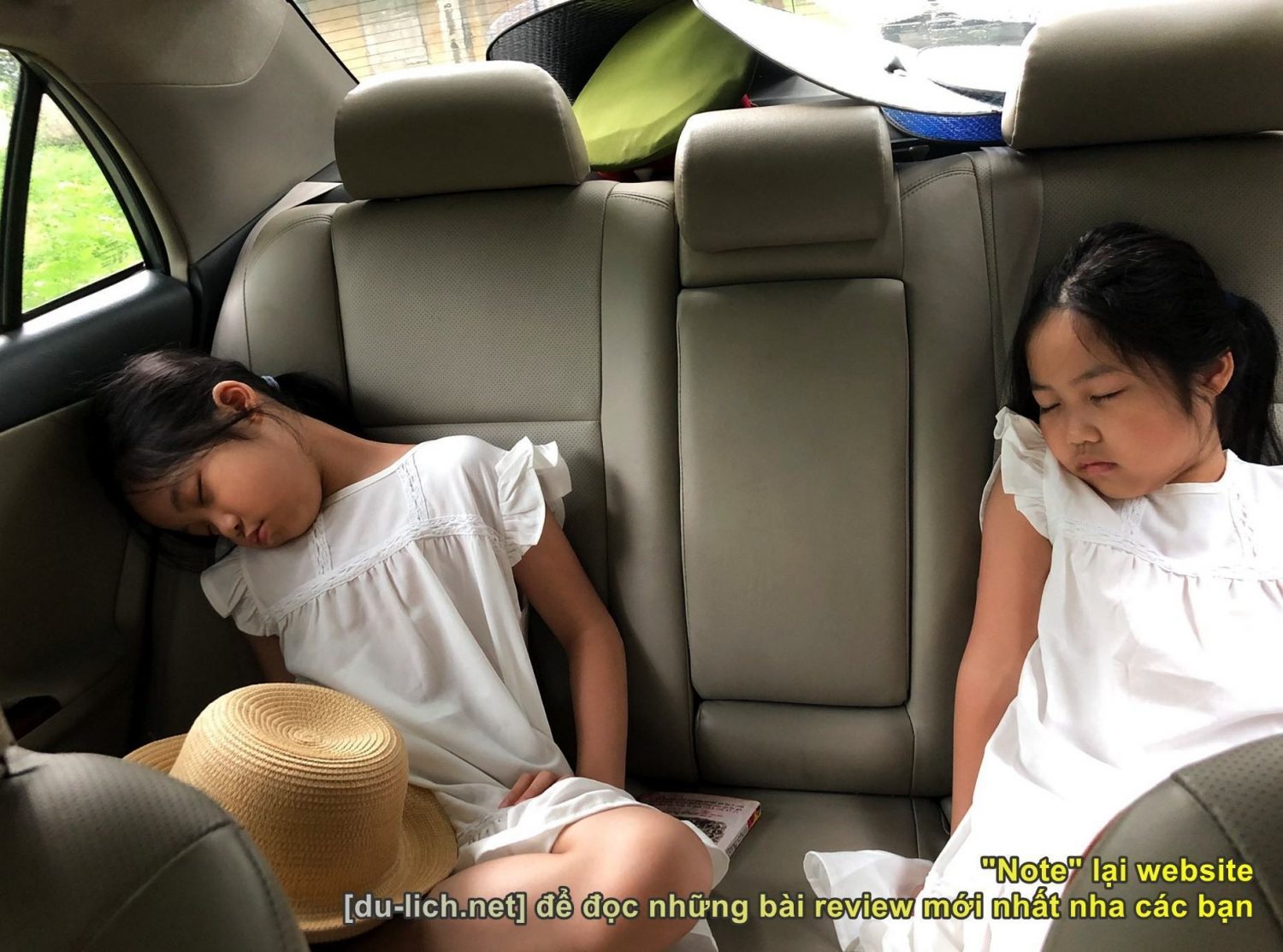 2 đứa trẻ mệt nhoài sau 3 ngày ăn chơi ở Le Champ Tú Lệ Resort