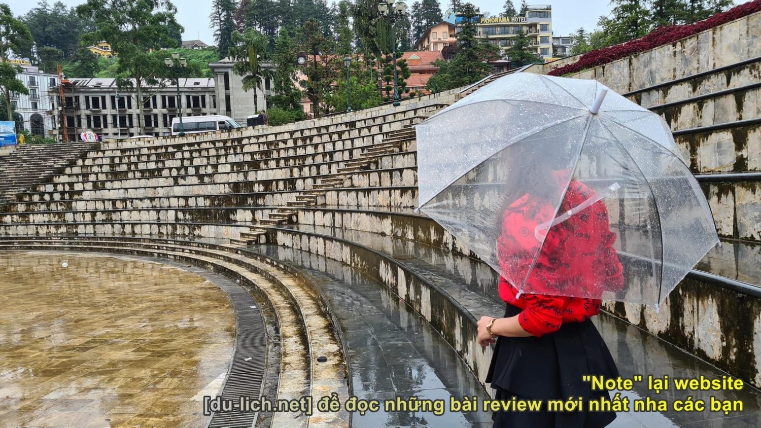 Chụp ảnh mưa ở quảng trường Sapa (Mai Chinh)