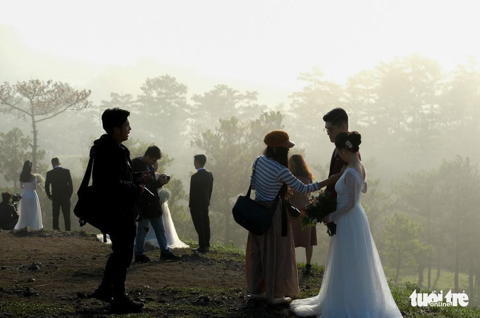 Các đôi đang tìm góc chụp ảnh cưới trên đồi uyên ương Đà Lạt (4)
