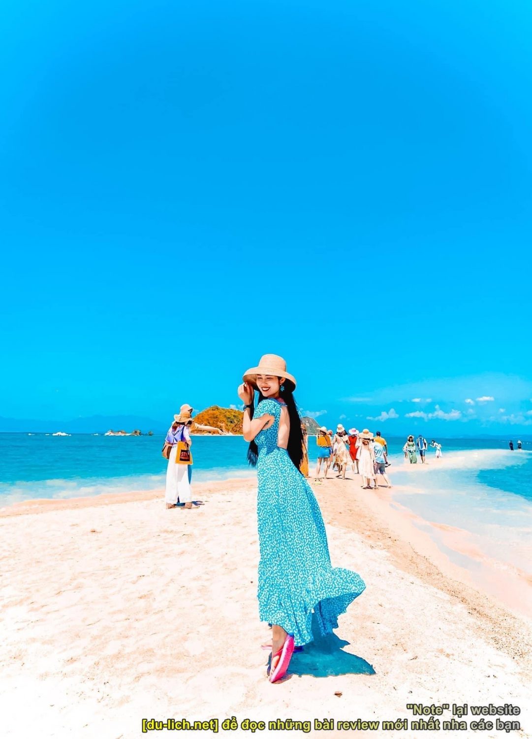 Hình ảnh con đường cát nổi trên mặt biển đảo Điệp Sơn