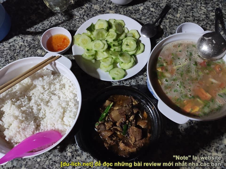 Ăn uống ở đảo Điệp Sơn: Em ăn không hết, để lại tối ăn tiếp. Cô Dung ưu ái thêm phần canh cà chua tôm, thêm ít thịt và cá kho. Nước chấm đậm đà