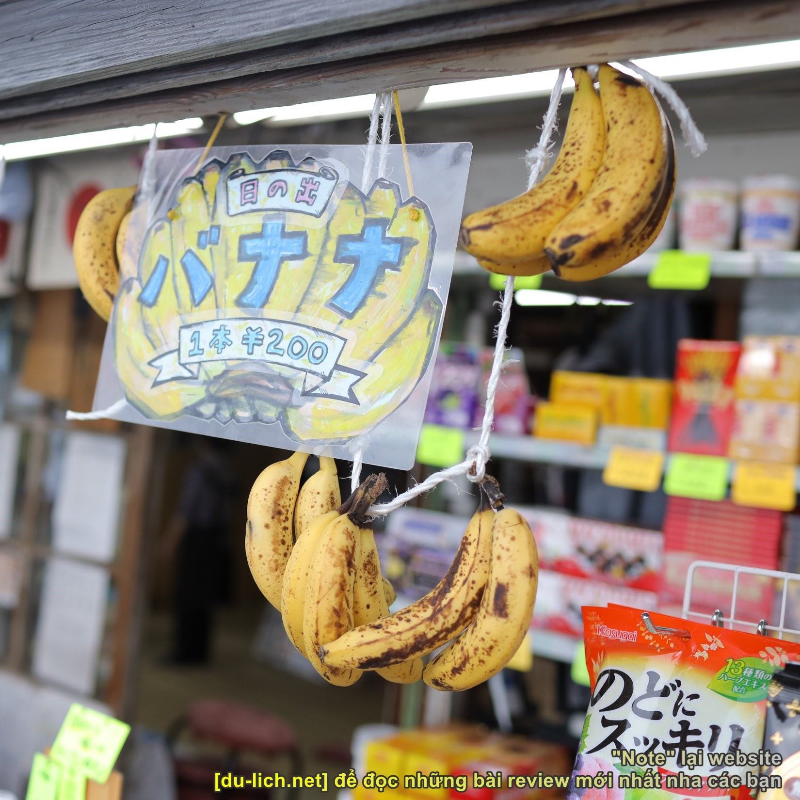 Chuối và nhiều mặt hàng khác được bán tại các tiệm tạp hóa nhỏ ở mỗi tầng lên núi Phú Sĩ