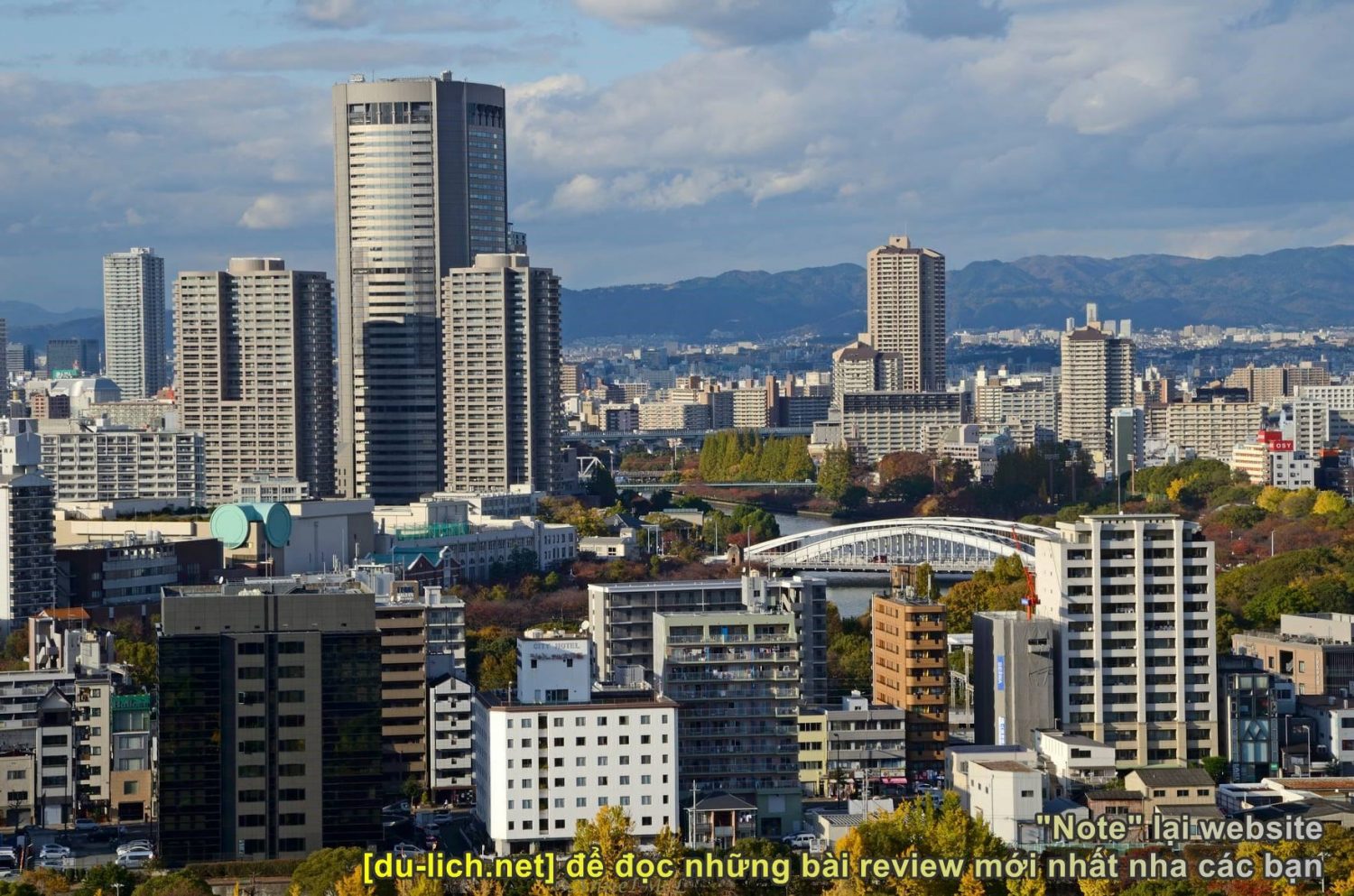 Khi leo lên tháp Tenshukaku, có thể ngắm nhìn cả thành phố Osaka từ trên cao