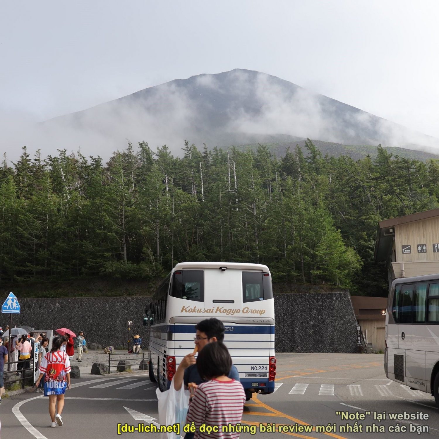 Xe bus đưa tụi mình tới tận chân núi Phú Sĩ