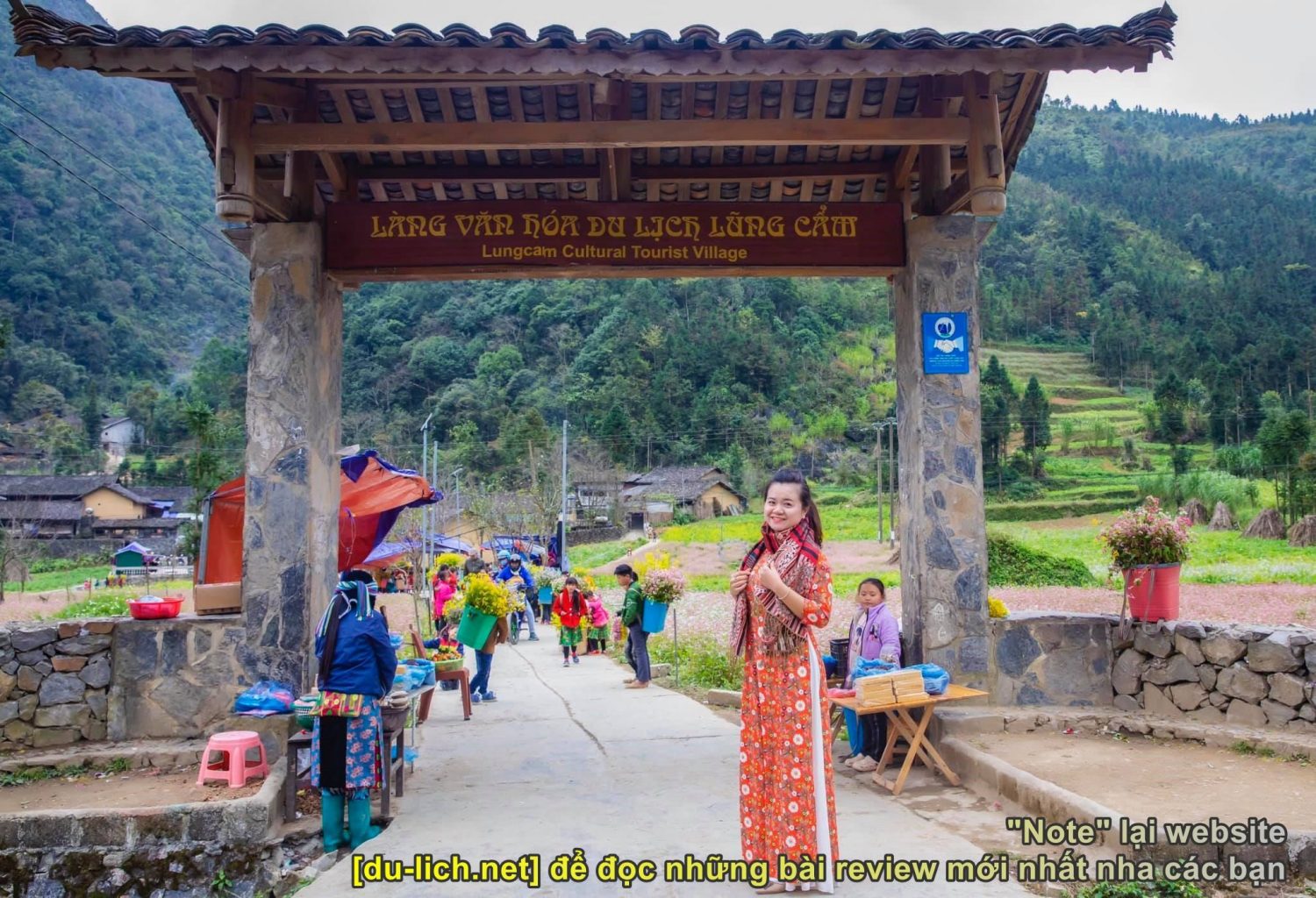 Cổng vào làng văn hóa Lũng Cẩm - nhà của Pao. Photo Đặng Thu Thủy