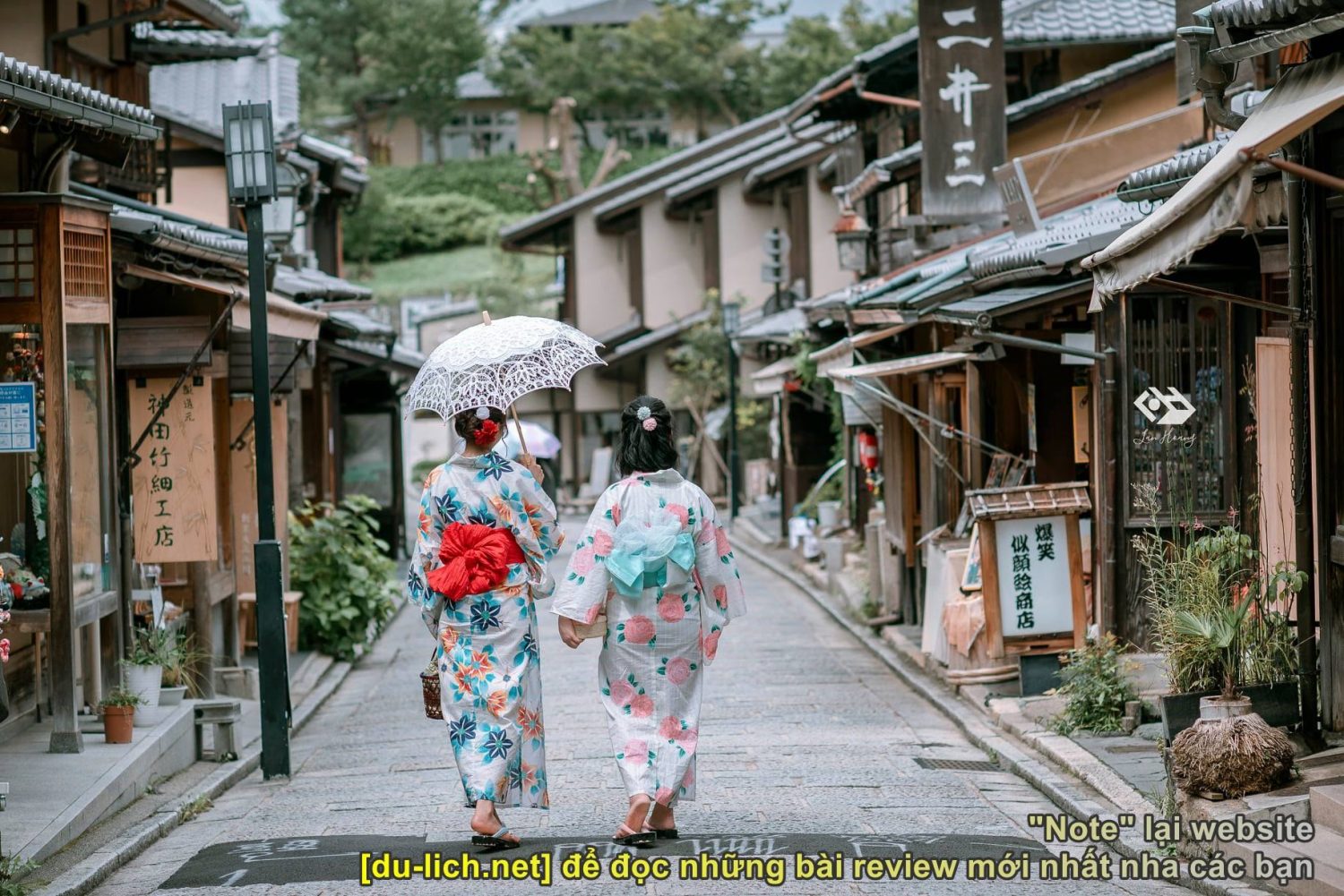Phụ nữ mặc kimono ở cố đô Kyoto. Photo Trần Thế Lân
