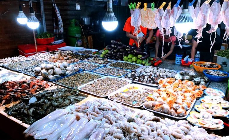 Các món hàng bán ở chợ đêm Nha Trang