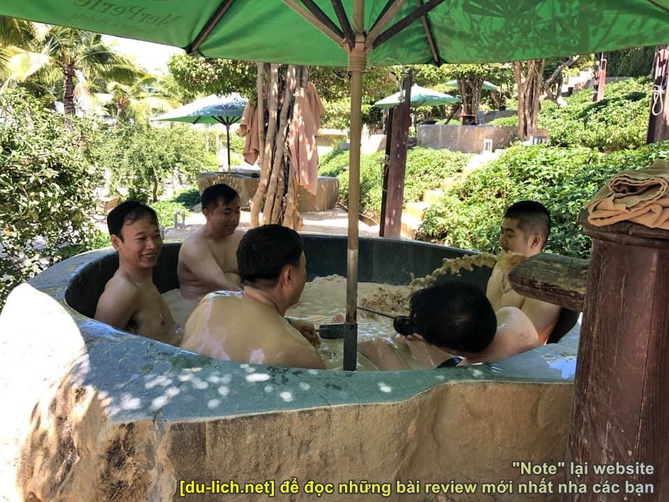 Giá vé tắm bùn Nha Trang: nếu chọn loại bồn càng ít người thì giá vé càng cao nha các mẹ