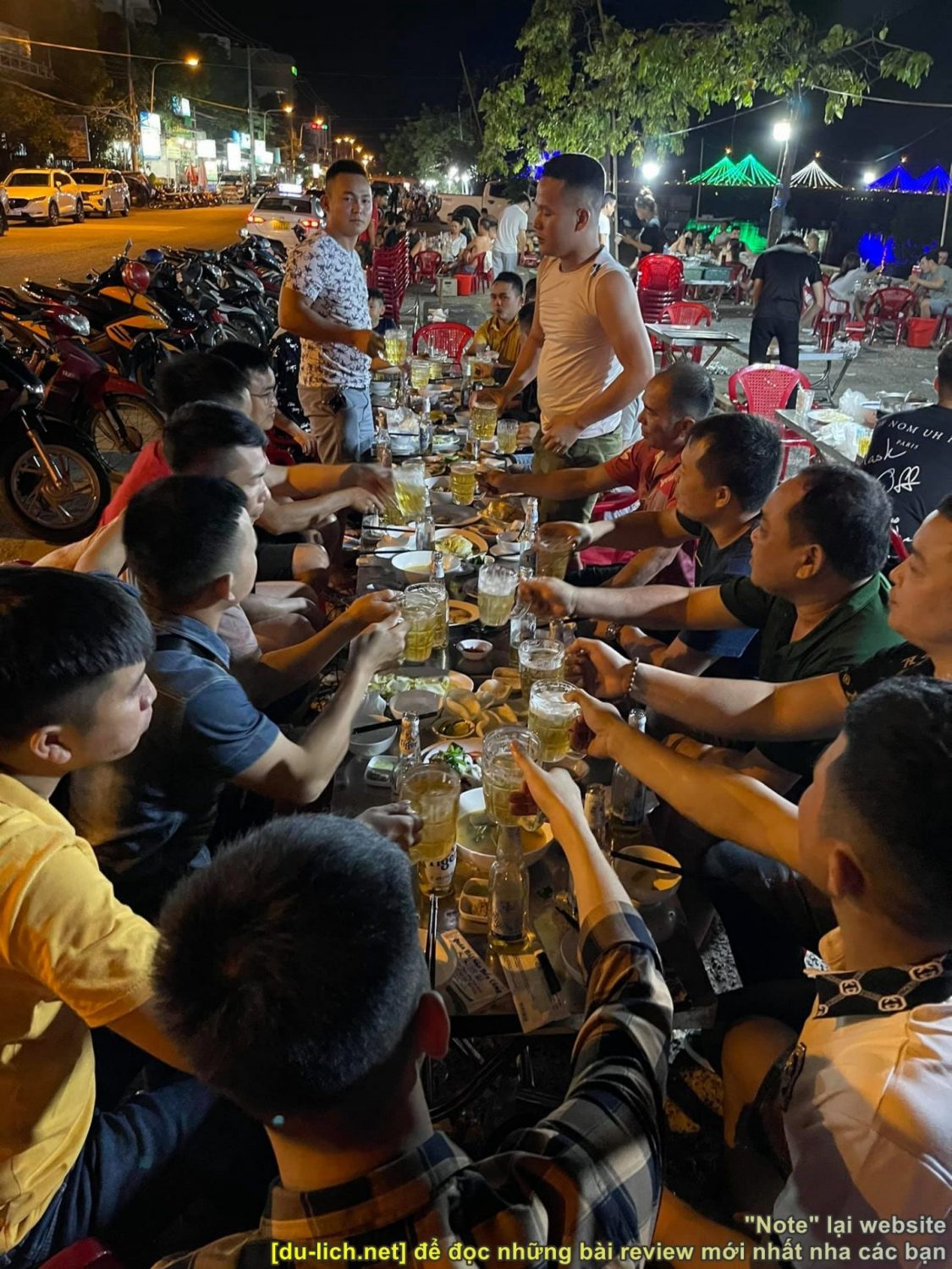 Khách ăn nhậu tại quán hải sản Bến cảng ở khu vực cầu Bình Tân - Hòn Rớ (Nha Trang)