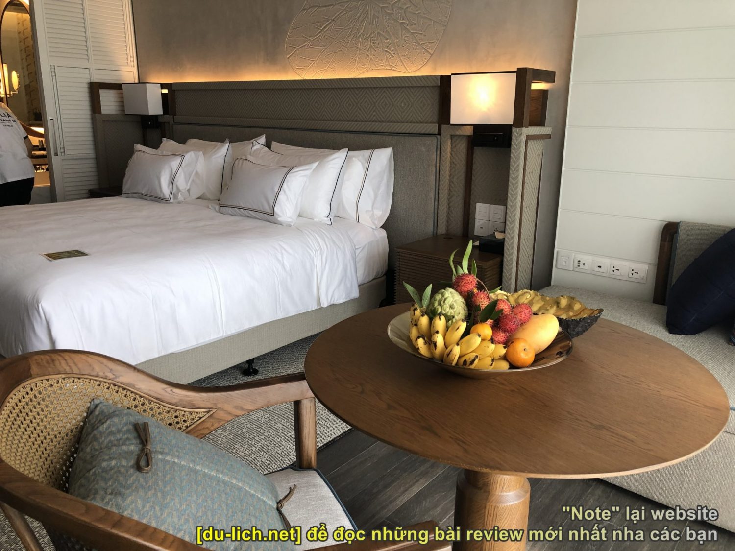 Nhiều khách sạn sắp sẵn trái cây dành tặng khách nên nếu không ăn, anh em có thể lấy của khách sạn để đem đi
