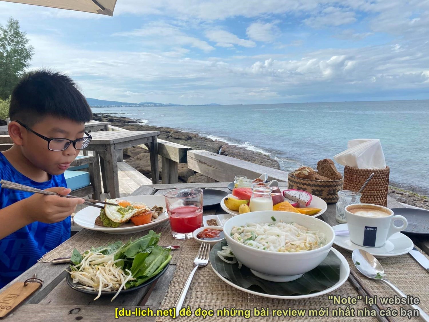 Ăn sáng ở Phú Quốc nên ăn gì. Đây là hình ảnh tại nhà hàng On the Rock của Mango Bay Resort