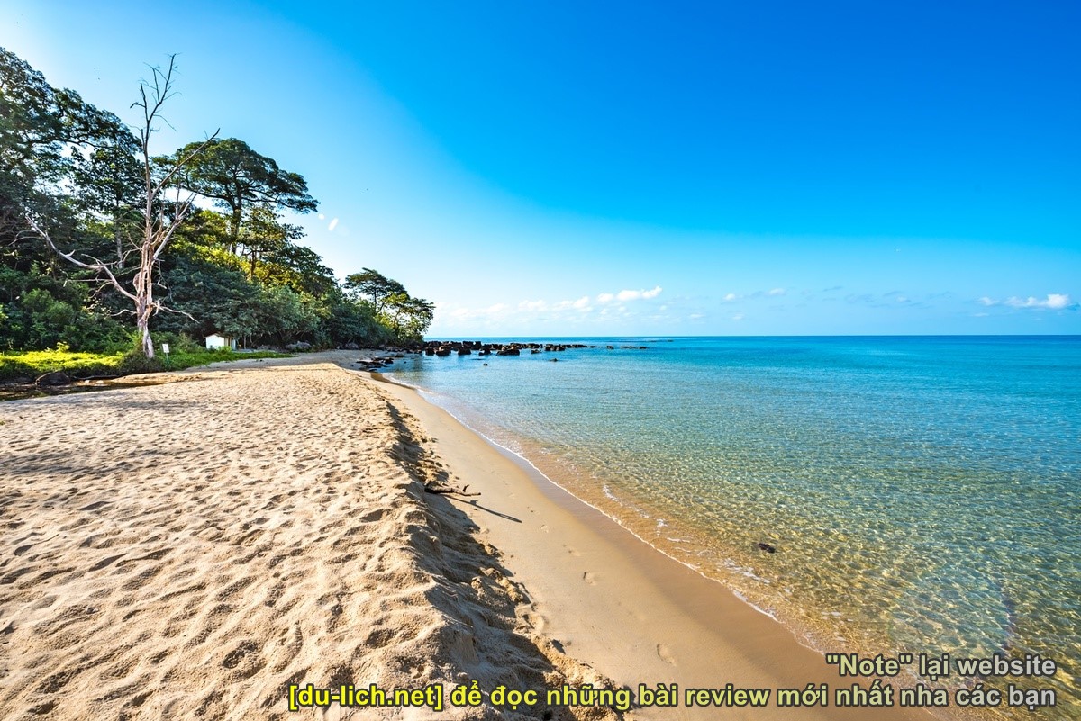 Bãi biển hoang sơ ở Phú Quốc - Vũng Bầu. Photo: DreamArchitect - Shutterstock