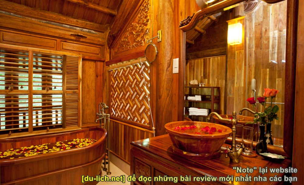 Bồn tắm gỗ + vòi nước bằng đồng ở Long Beach Resort Phú Quốc