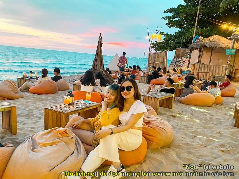 Những địa điểm chill trên bãi biển Bãi Trường. Địa điểm trong ảnh là Ocsen Bar Phú Quốc