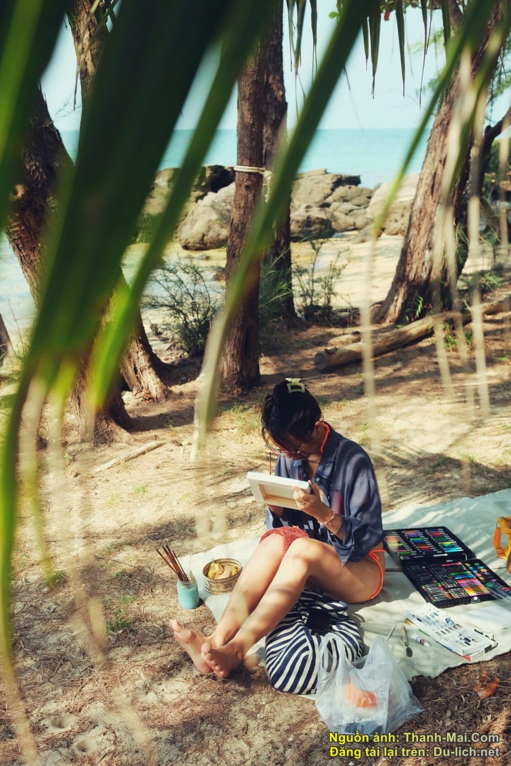Đọc sách ở bãi biển Mango Bay Phú Quốc