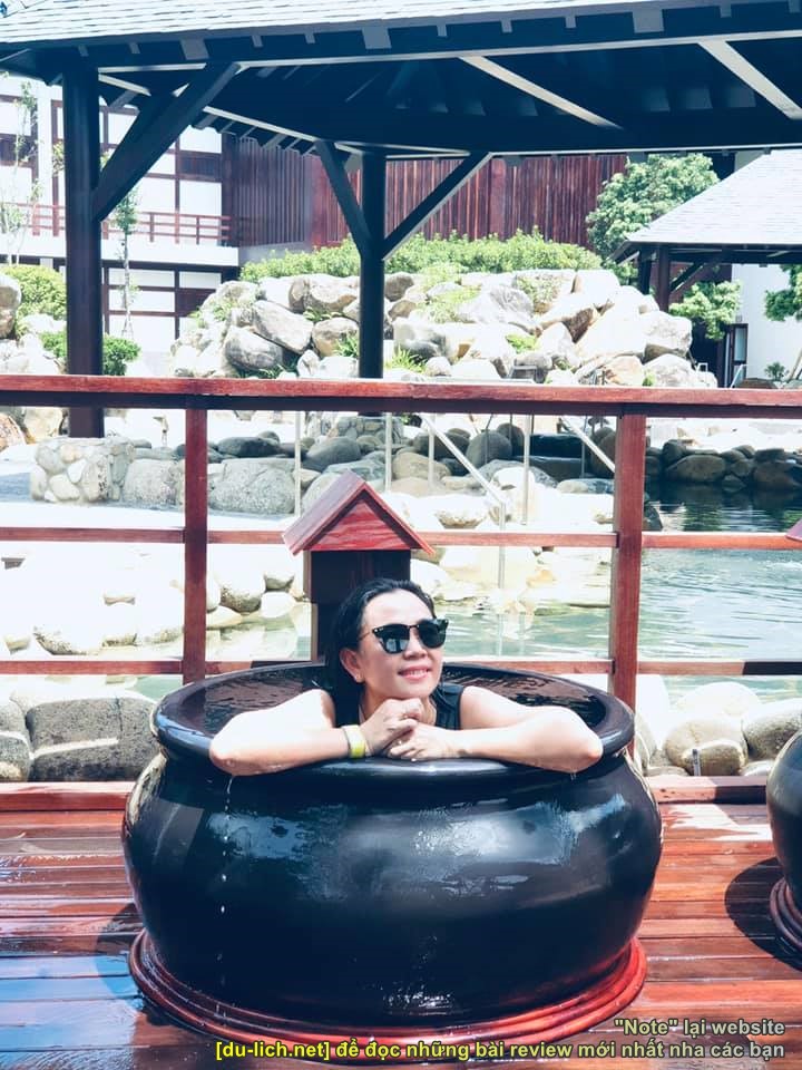 Tắm chum ở khu du lịch tắm khoáng onsen Quang Hanh