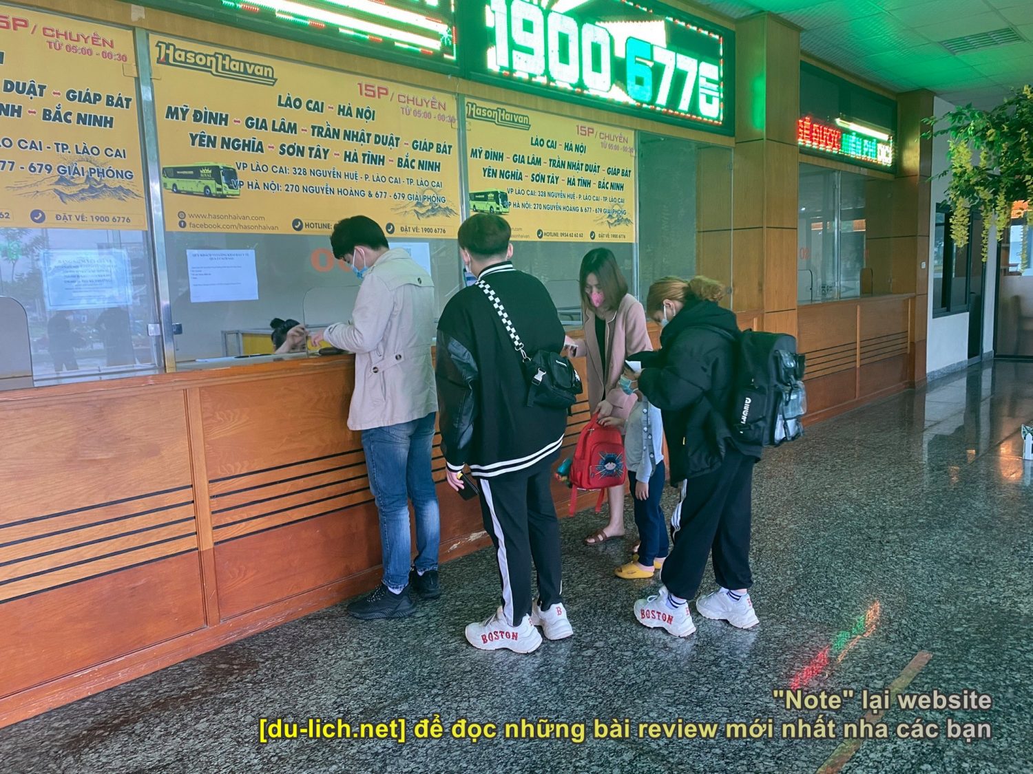 Các bạn trẻ đi Sapa bằng ô tô mua vé tại nhà xe Hà Sơn Hải Vân